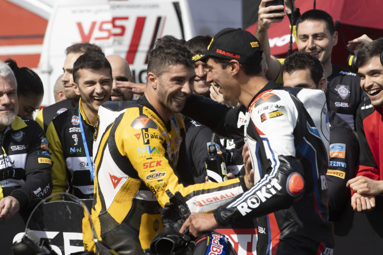 Andrea Iannone (li.) und Toprak Razgatlioglu kamen schon mal besser aus