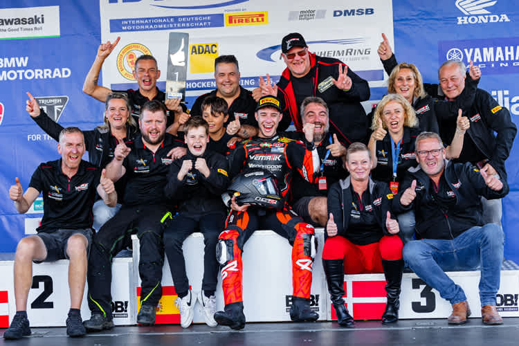 Inigo Iglesias feiert seinen Meistertitel