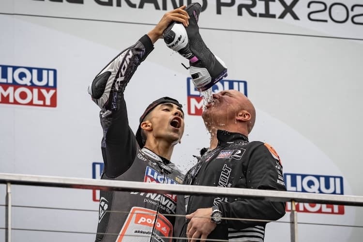 Schmeckt: Senna Agius feiert mit Teammanager Jürgen Lingg