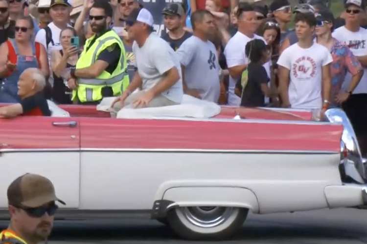 Grand Marshall Jeff Ward rollt ein