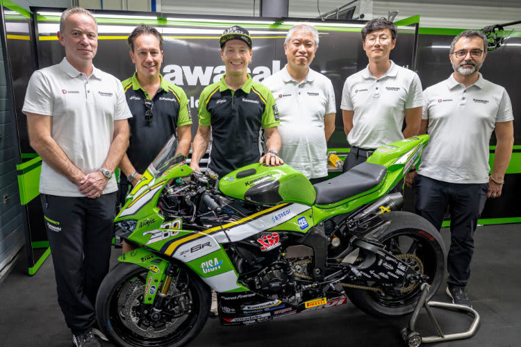 Domi Aegerter, Dritter von links, mit den Kawasaki-Verantwortlichen