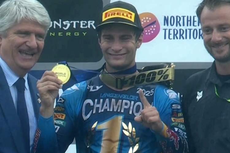 Simon Längenfelder erhält seine WM-Medaille