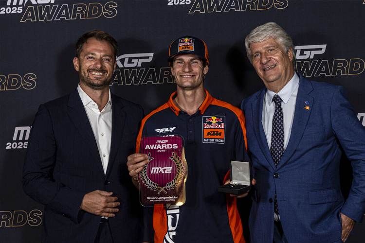 David Luongo (CEO Infront Moto Racing), Weltmeister Simon Längenfelder und FIM-Präsident Jorge Viegas