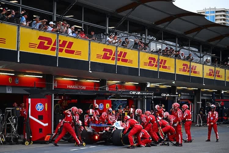 Leclerc beim Boxenstopp in Baku
