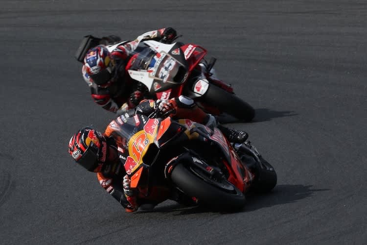 Maverick Vinales wurde im GP in Japan auch von MotoGP-Rookie Somkiat Chantra überholt