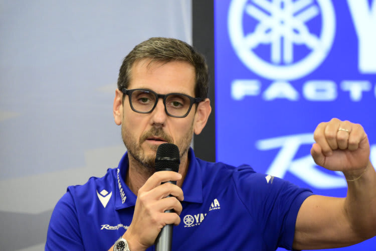 Toprak Razgatlioglu (li.) mit Yamahas MotoGP-Chef Paolo Pavesio