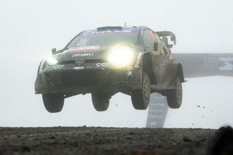 Kalle Rovanperä im Flug durch dichten Nebel bei der Rallye Chile 2024 zum Sieg