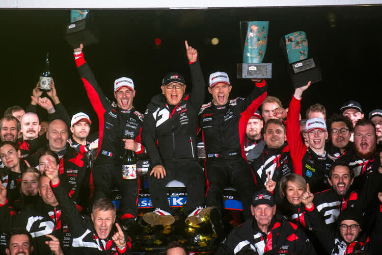 Große Freude bei Toyota: Sebastien Ogier und Vincent Landais sowie Toyota-Chef Akio Toyoda feiern den Japan-Sieg