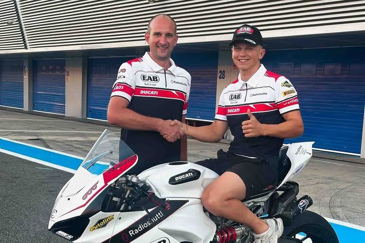 EAB-Teammanager Pjotr Groenenberg und Simon Jespersen (v.l.)