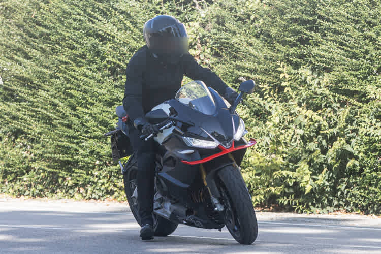Auf den ersten Blick eine Aprilia RS660 in der Stabdardvariante - wenn nicht die Gabelinnenrohre gülden schimmern würden