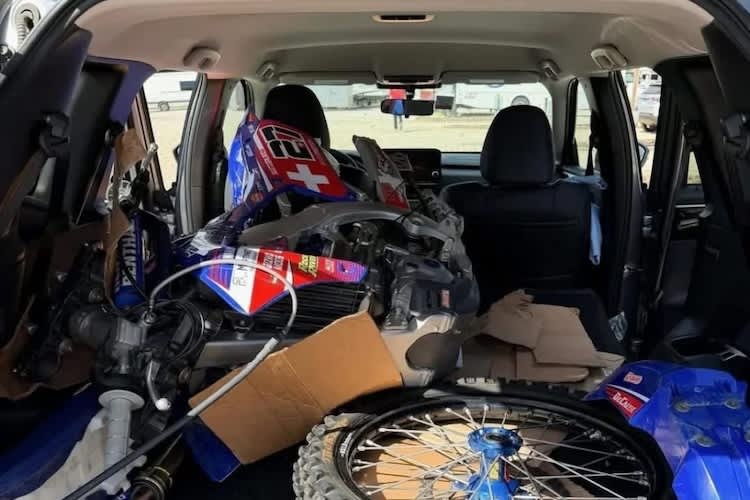 Valentin Guillod packte seine Yamaha in einen Minivan