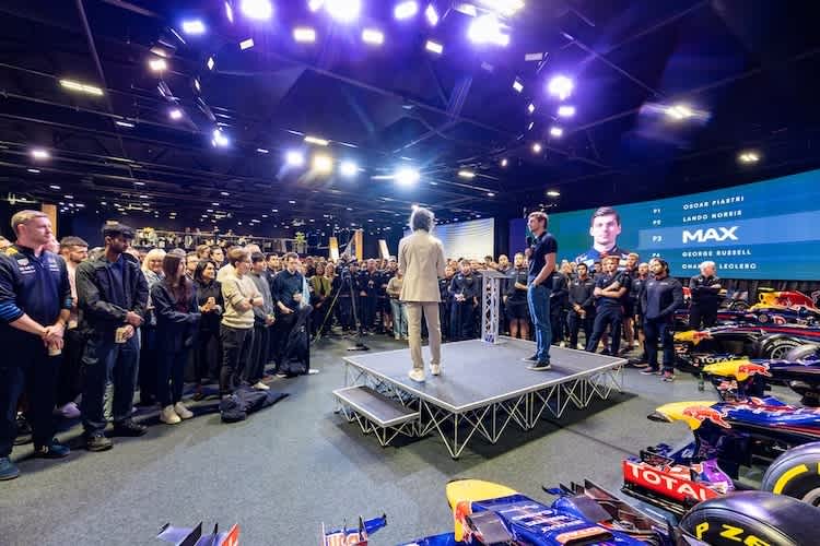 Max Verstappen und Laurent Mekies fierten den Monza-Sieg auch mit der Belegschaft des Formel-1-Werks in Milton Keynes