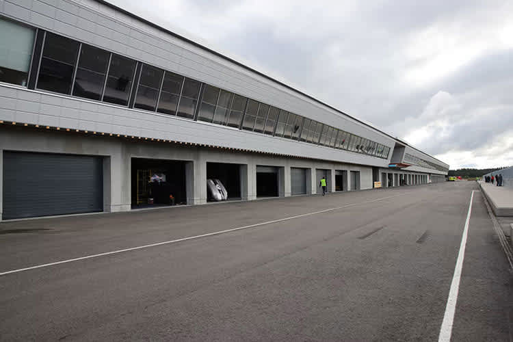 Die Boxenanlage des KymiRings: Bleibt das ein 1:1-Modell einer Rennstrecke?