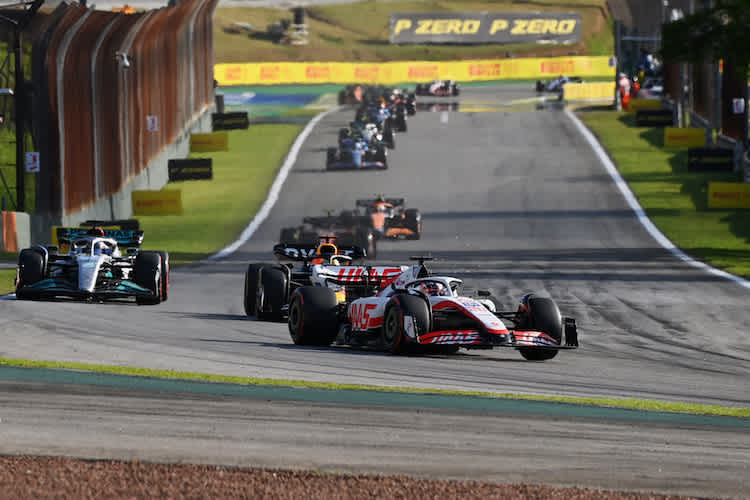 Kevin Magnussen führt