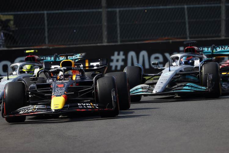 Max Verstappen vor Lewis Hamilton (links) und George Russell (rechts)