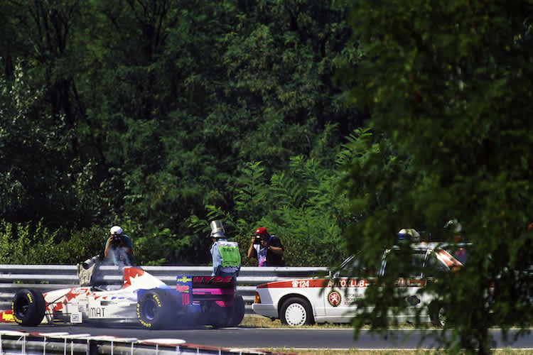 Taki Inoue erlebte 1995 eine Schrecksekunde, als er versuchte, ein Feuer an seinem gestrandeten Arrows zu löschen