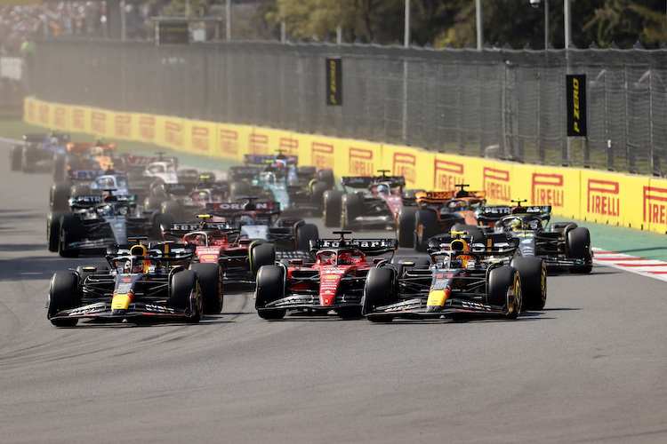 Verstappen siegt und siegt und siegt und siegt – Dr. Helmut Marko (im weissen Hemd) freut sich