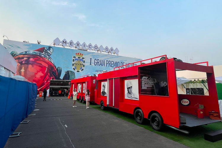 Am Eingang zum Pressezentrum