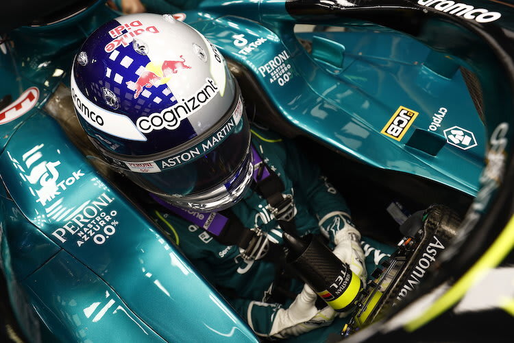 Sebastian Vettel mit seinem Red Bull-Helm