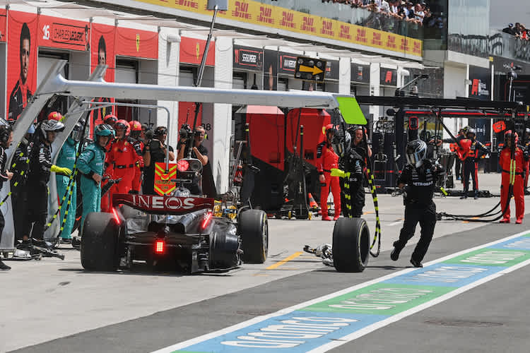 George Russell bringt seinen Mercedes nach dem Mauerkuss zurück an die Box