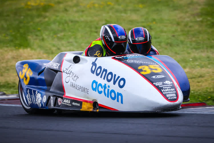 Josef Sattler/Luca Schmidt führen die IDM Seitenwagen ungefährdet an