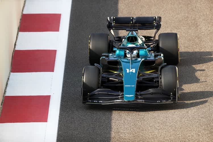 Fernando Alonso im nackten Aston Martin