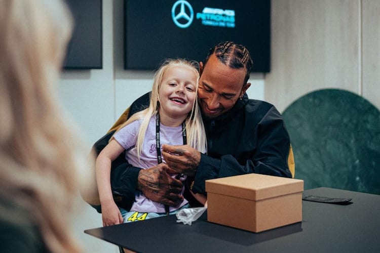 Die kleine Isla und Lewis Hamilton