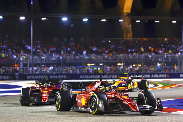 Charles Leclerc und Carlos Sainz in Singapur
