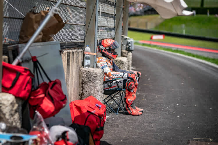 «Ratlos»: Marc Márquez ratlos in Mugello, als er im Rennen in der letzten Kurve gestürzt ist
