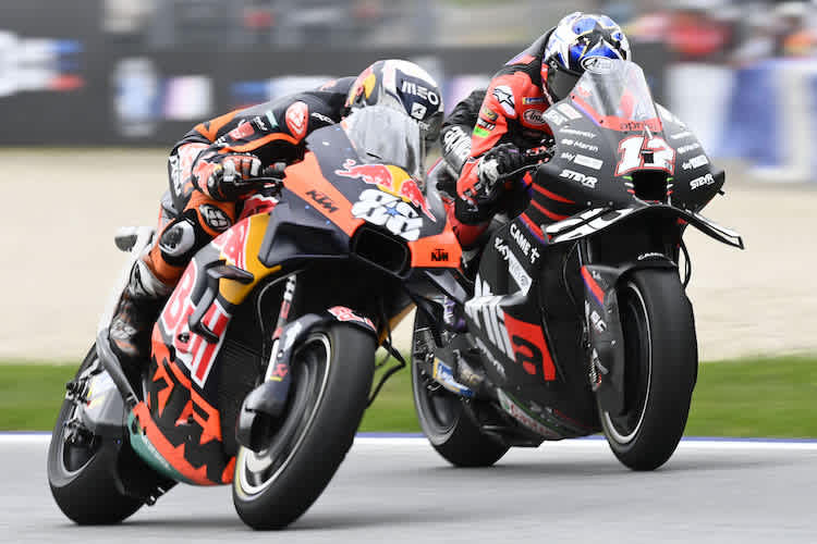Maverick Viñales im Zweikampf mit KTM-Pilot Brad Binder