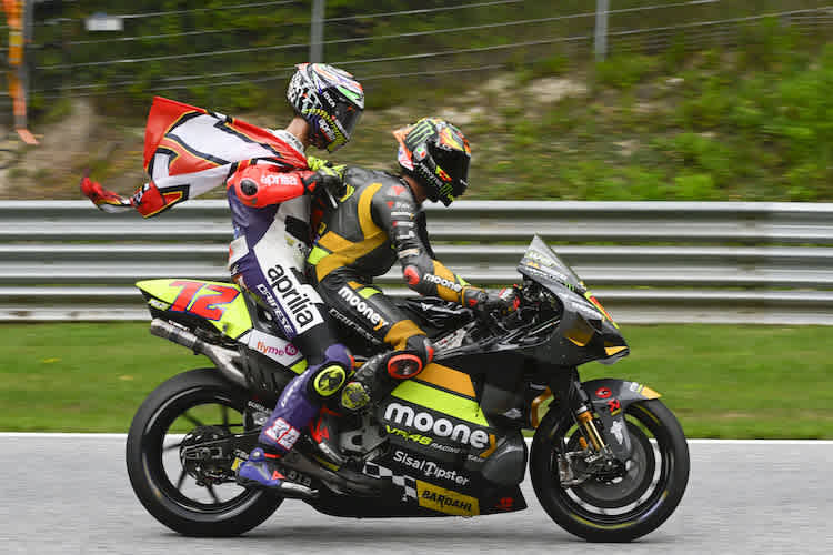 Marco Bezzecchi gibt Lorenzo Savadori (Aprilia) in der Auslaufrunde ein Taxi