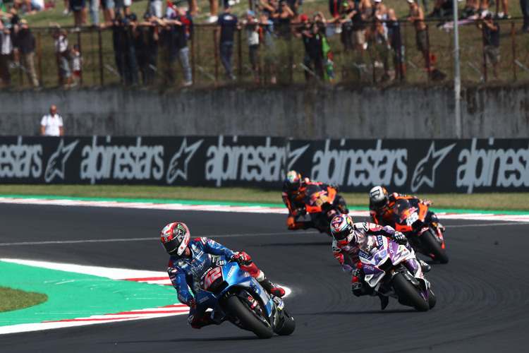 Alex Rins vor Jorge Martin und den beiden Werks-KTM