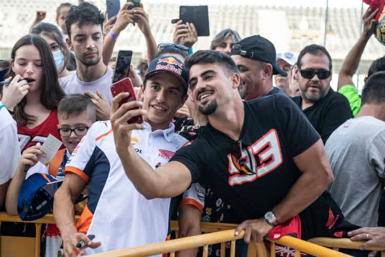 Auch die Fans rissen sich am Donnerstag um Marc Márquez