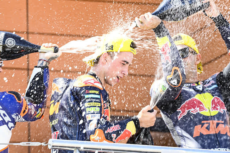 Jubel in Aragón: Zwei Red Bull KTM Ajo-Piloten auf dem Podest