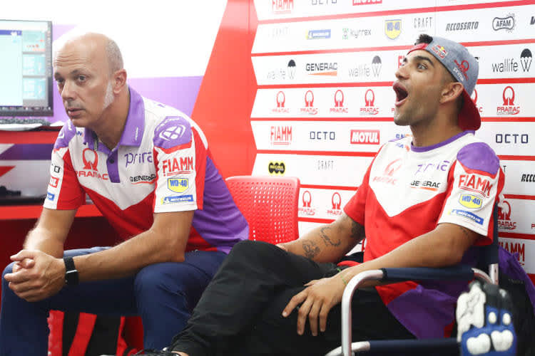 Crew-Chief Daniele Romagnoli und Jorge Martin: Langes Warten in der Box stand am Samstag auf dem Programm