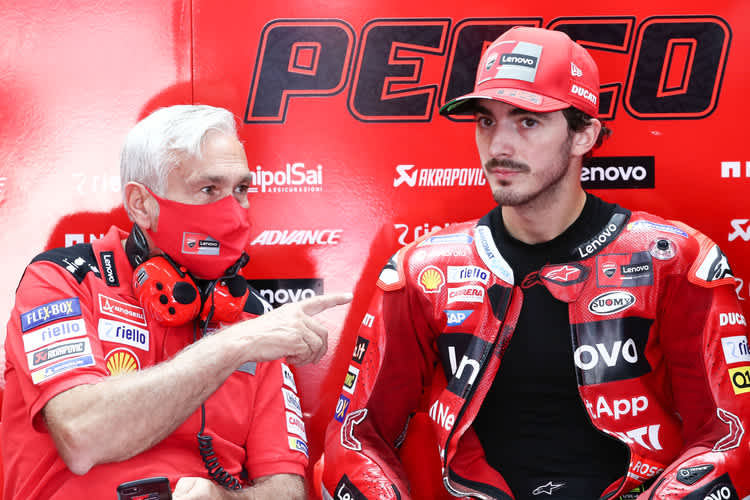 Pecco Bagnaia neben Lenovo-Ducati-Teammanager Davide Tardozzi