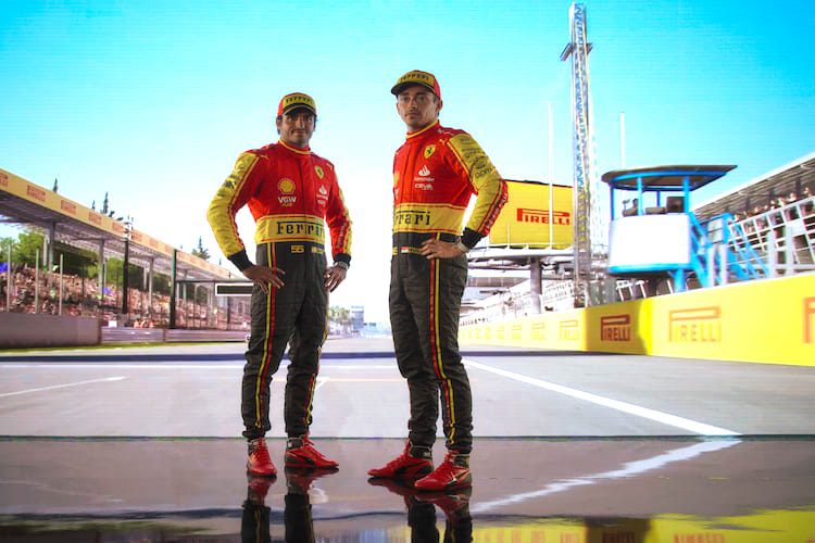 Die neuen Anzüge von Carlos Sainz und Charles Leclerc