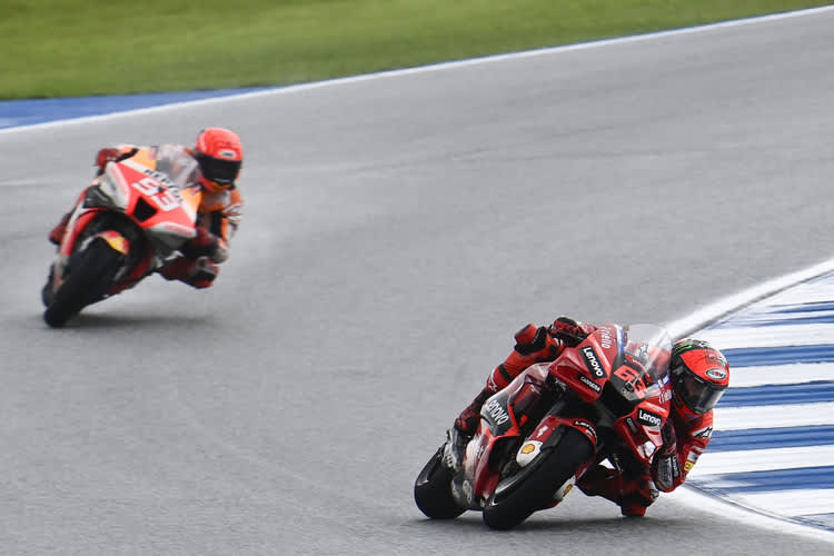 Pecco Bagnaia im Rennen vor Marc Márquez