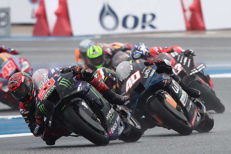 Fabio Quartararo (#20) im Rennen vor Darryn Binder (#40)