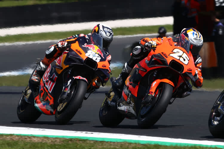 Raúl Fernández vor KTM-Kollege Miguel Oliveira