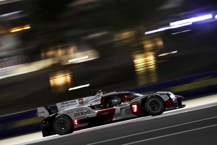 In der Dunkelheit: Ein Toyota GR010 Hybrid in Bahrain