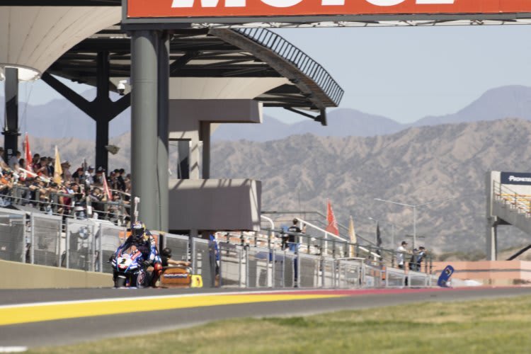 Die Anden türmen sich unmittelbar hinter San Juan Villicum auf