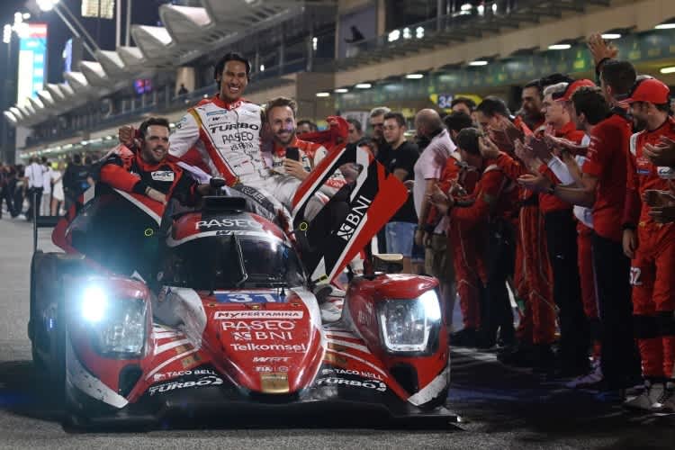 René Rast (oben rechts) neben Sean Gelael