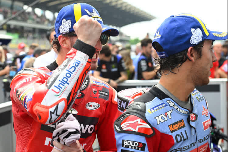 Kleiner Scherz nach dem Fight auf der Strecke: Bagnaia und Bastianini im Parc Fermé