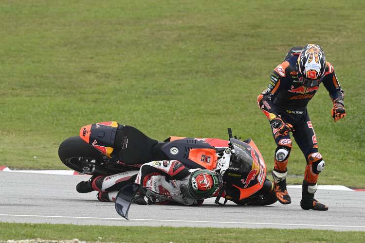 Pedro Acosta Bike quetschte nach dem Start Somkiat Chantra ein