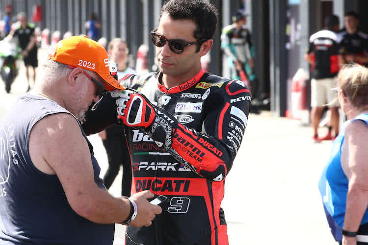 Danilo Petrucci schrieb in Australien fleißig Autogramme