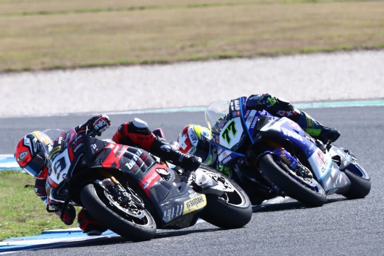 Danilo Petrucci muss sich gegen Dominique Aegerter wehren