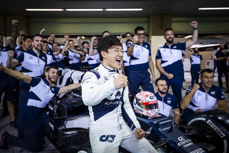 Yuki Tsunoda und die AlphaTauri-Mannschaft in Abu Dhabi 2021