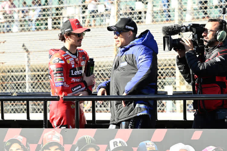 Pecco Bagnaia im Gespräch mit Franco Morbidelli