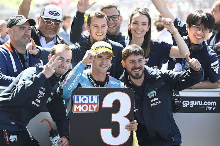 Das CFMOTO PrüstelGP Team bejubelt den dritten Platz von Xavi Artigas